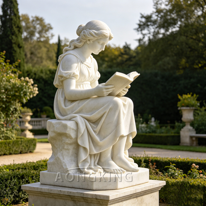 Мраморная статуя девушки читающей книгу