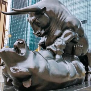 скульптура бык побеждает медведя